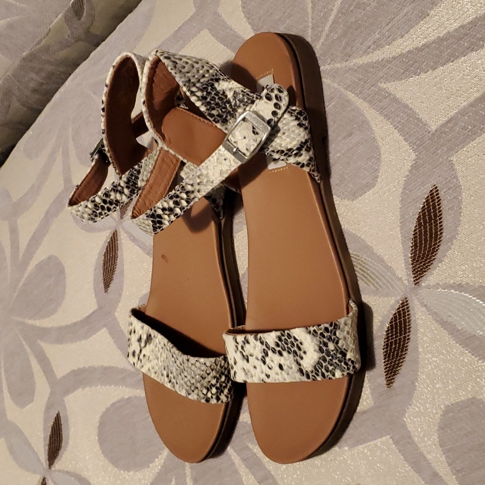 Steve Madden Dina flat sandals